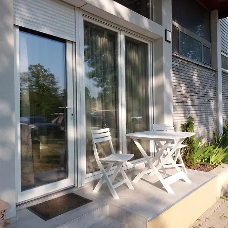Ezuestpart Apartman